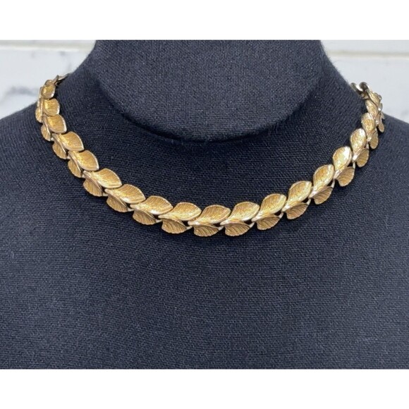 Vintage Gold Tone Leaf Link Necklace Textured Mid Century Choker Collar 17" - Picture 1 of 10